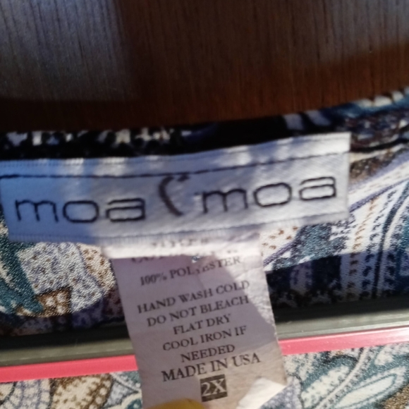 Paisley V-LineTop - Picture 3 of 3